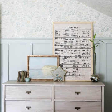25.dresser_and_art_