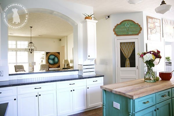bright_farmhouse_kitchen