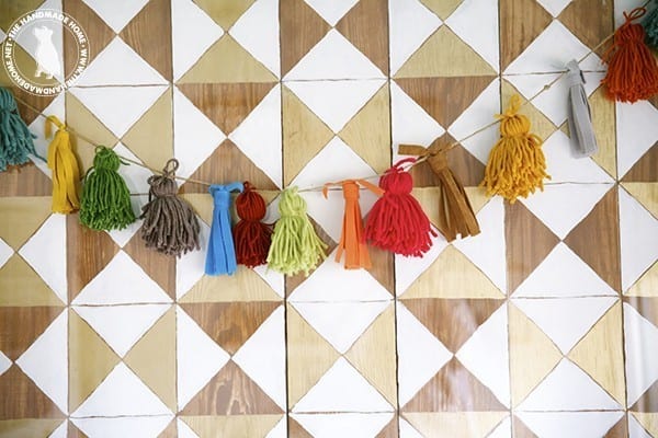 make_your_own_yarn_tassel_garland