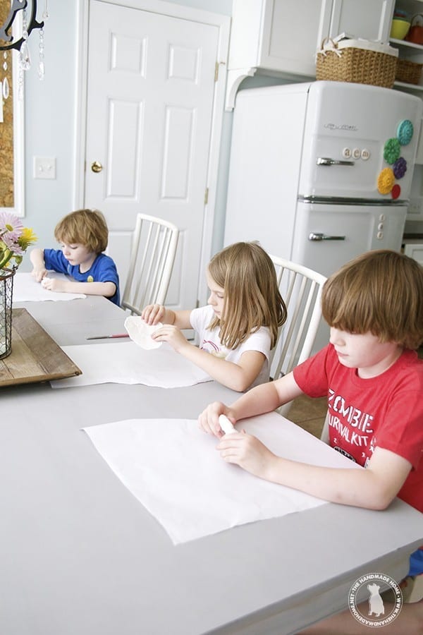 kids_playing_with_clay