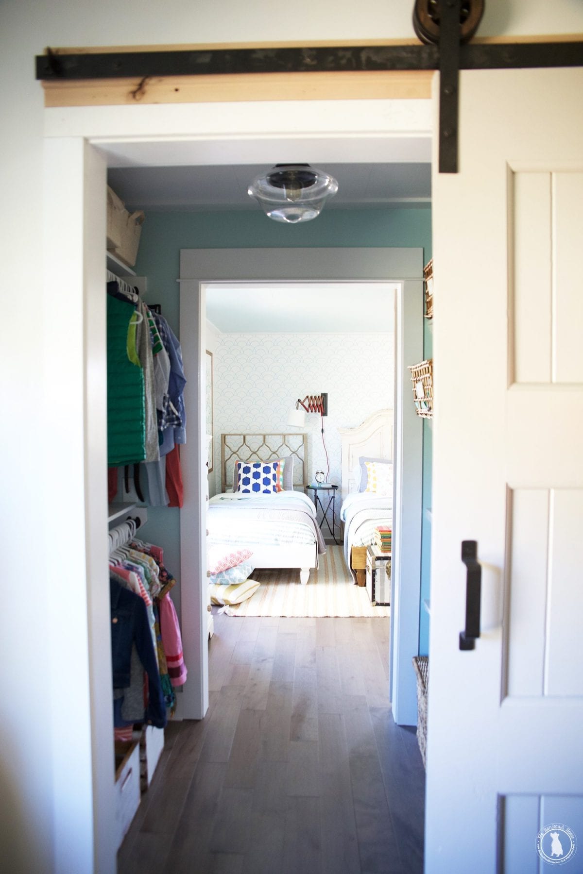 awlk_through_closet