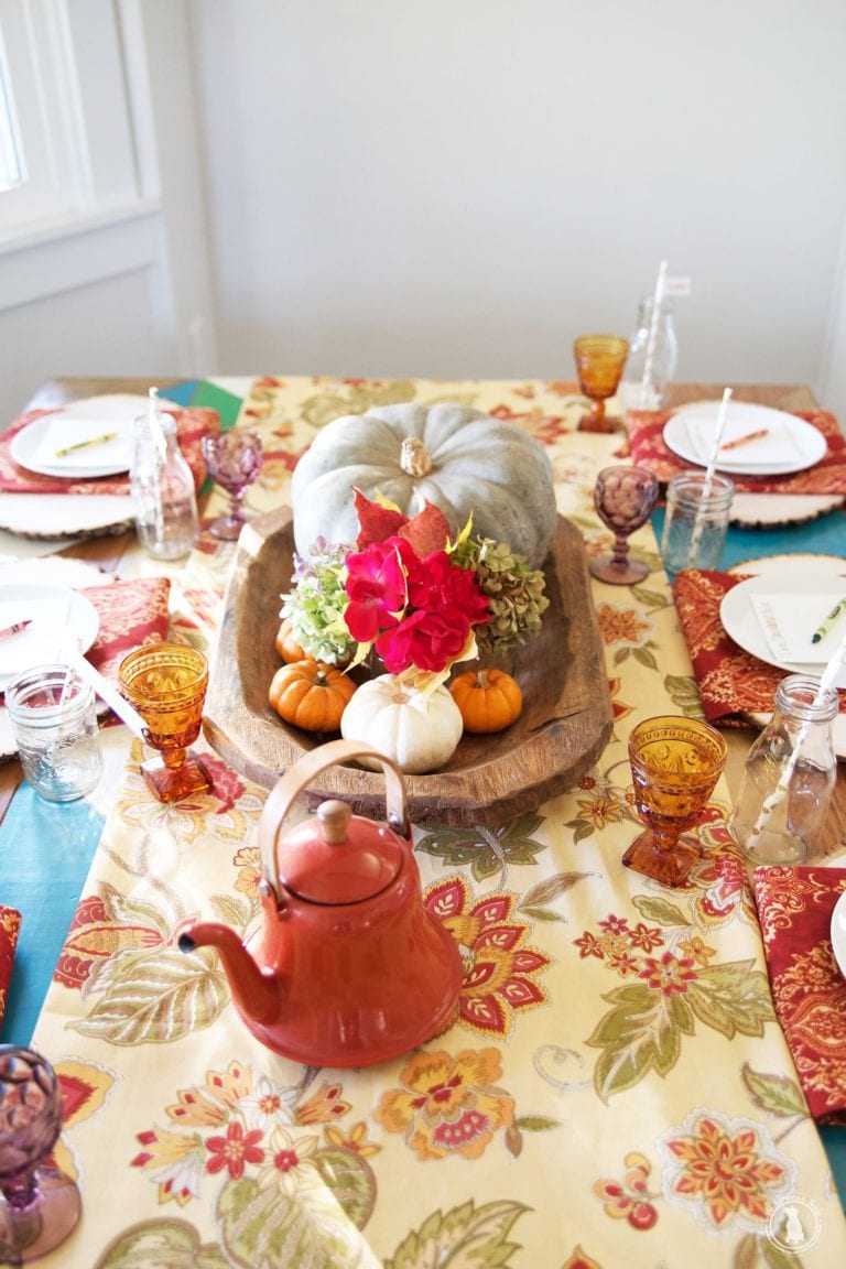 a thanksgiving tablescape for kids {free printables!}