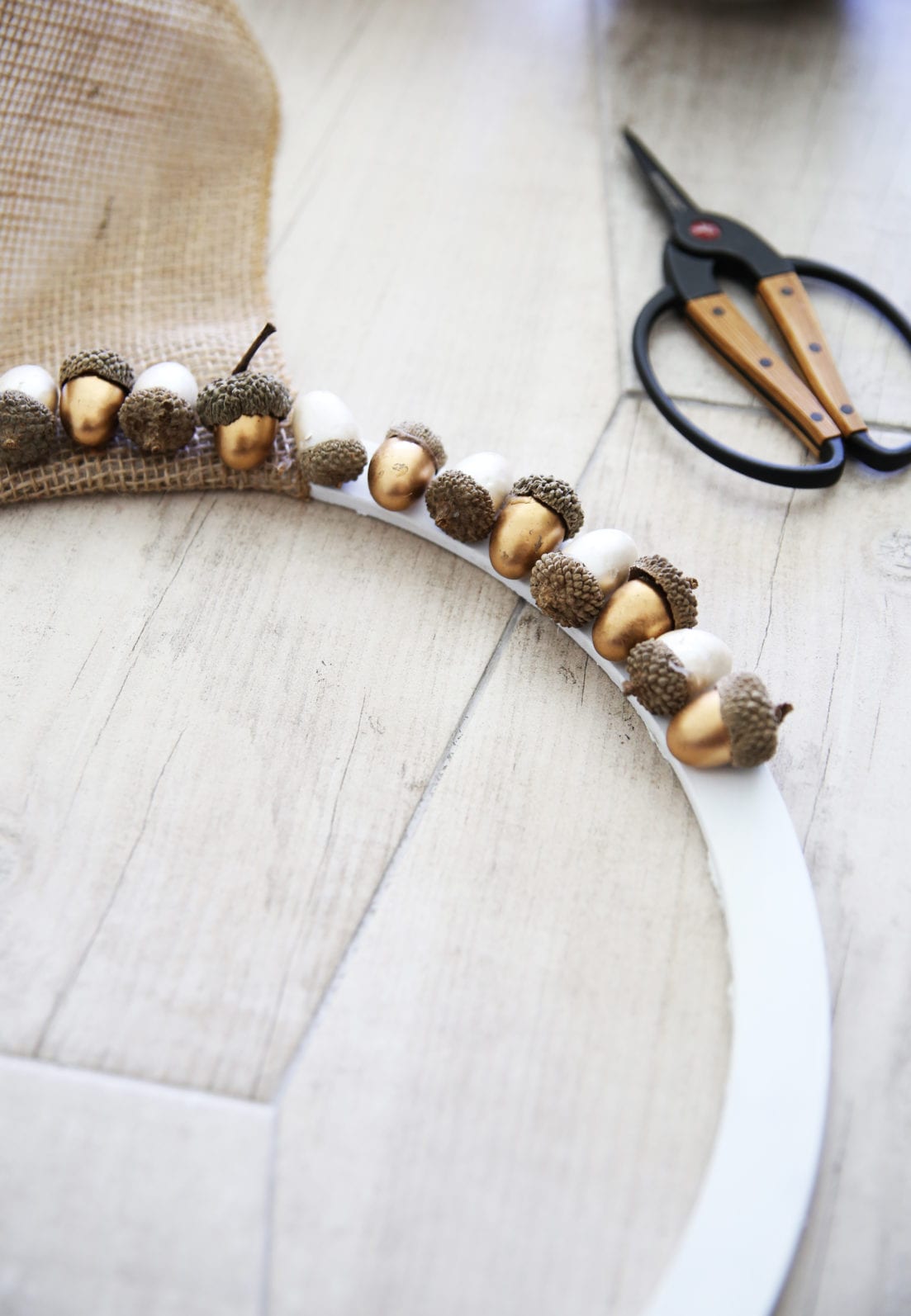 hot to make an acorn wreath